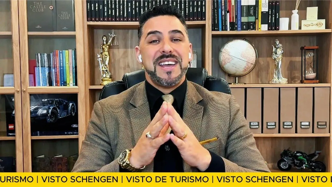 Dr. Ivan Albani no escritório, em vídeo de apresentação